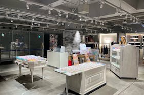 【渋谷モディ】4階カレンダリウムD02【物販】上りエスカレーターすぐ、什器や専用モニター完備