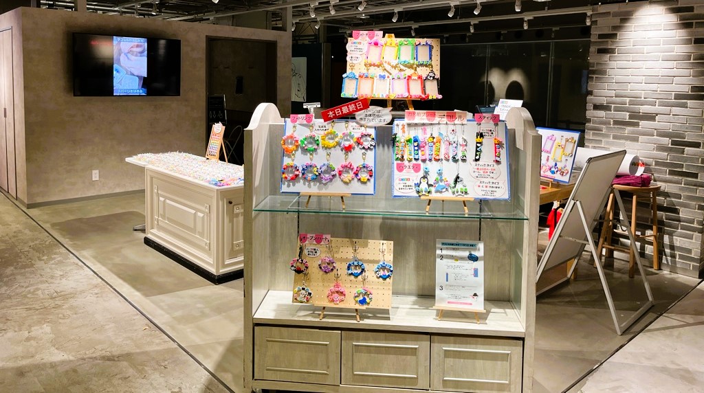 【渋谷モディ】4階カレンダリウムD02【物販】上りエスカレーターすぐ、什器や専用モニター完備