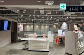 【渋谷モディ】4階カレンダリウムD02【物販】上りエスカレーターすぐ、什器や専用モニター完備