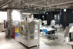 【渋谷モディ】4階カレンダリウムD02【物販】上りエスカレーターすぐ、什器や専用モニター完備