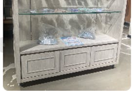 【渋谷モディ】4階カレンダリウムD02【物販】上りエスカレーターすぐ、什器や専用モニター完備