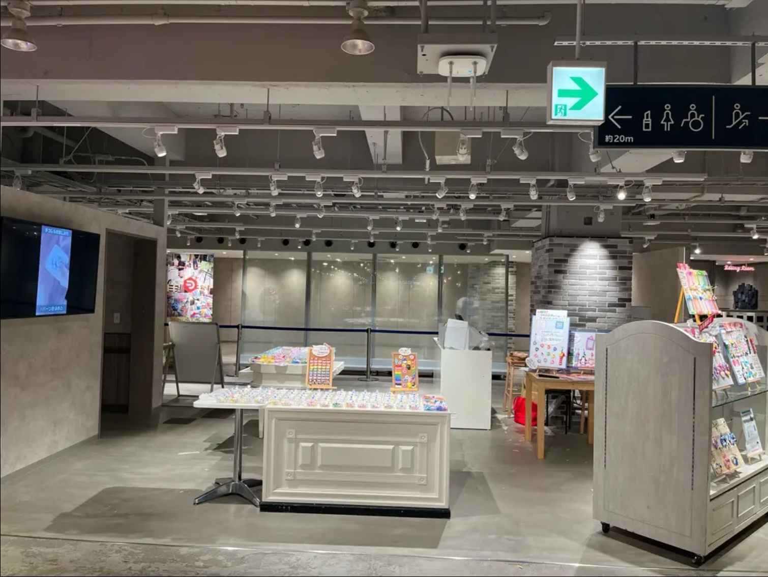 【渋谷モディ】4階カレンダリウムD02【物販】上りエスカレーターすぐ、什器や専用モニター完備