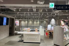 【渋谷モディ】4階カレンダリウムD02【物販】上りエスカレーターすぐ、什器や専用モニター完備