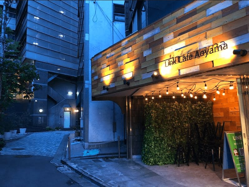 外苑前駅から徒歩3分の場所にございます。