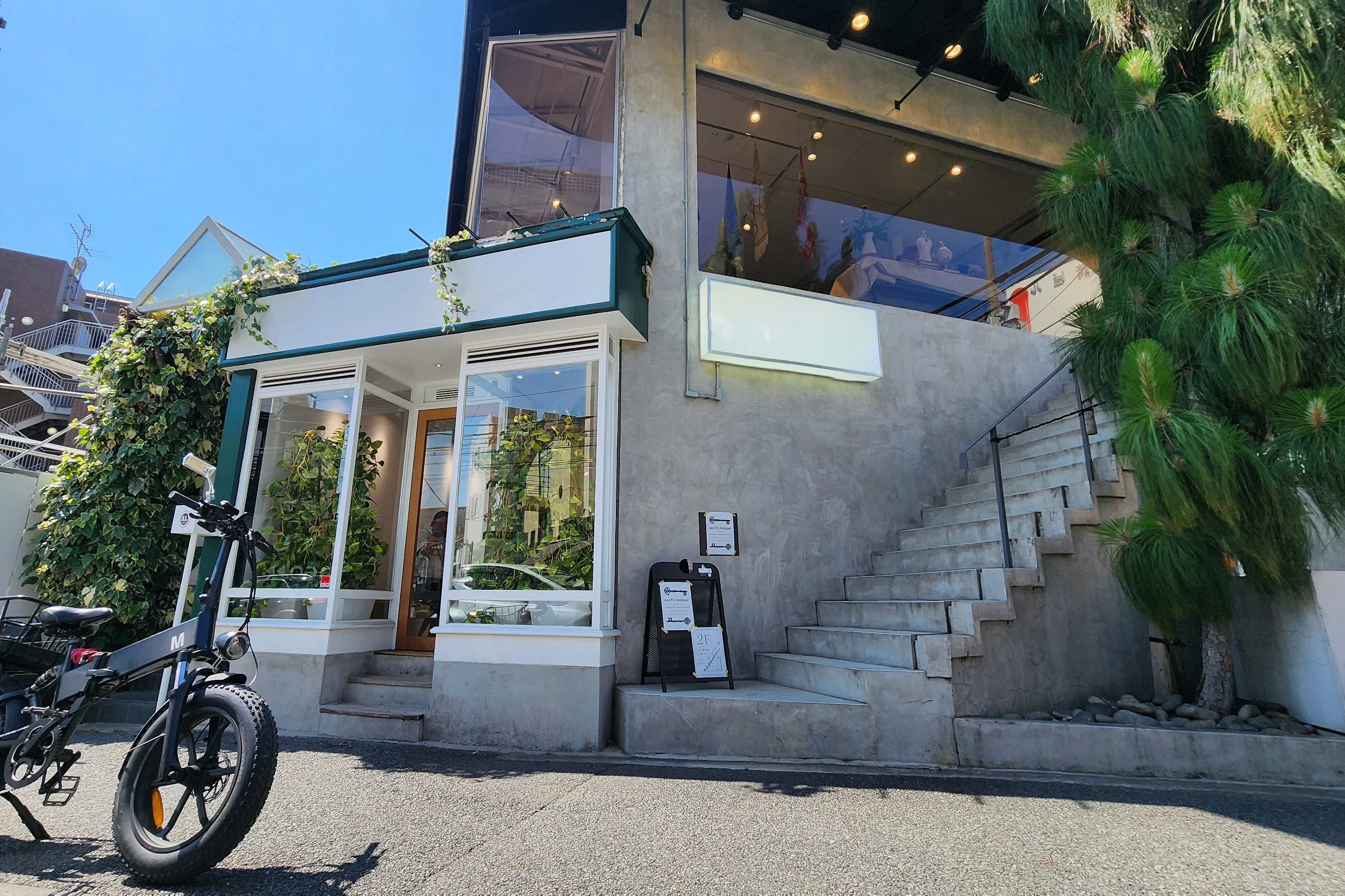 【明治神宮前駅8分】展示会や撮影に適した白を基調とするレンタルスペース☆1階