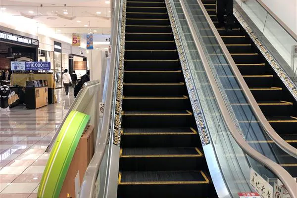 【イオンモールりんくう泉南】モール内広告 エスカレーターレーン