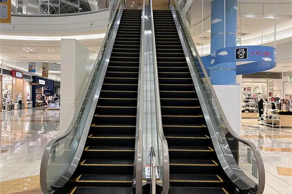 【イオンモールりんくう泉南】モール内広告 エスカレーターレーン