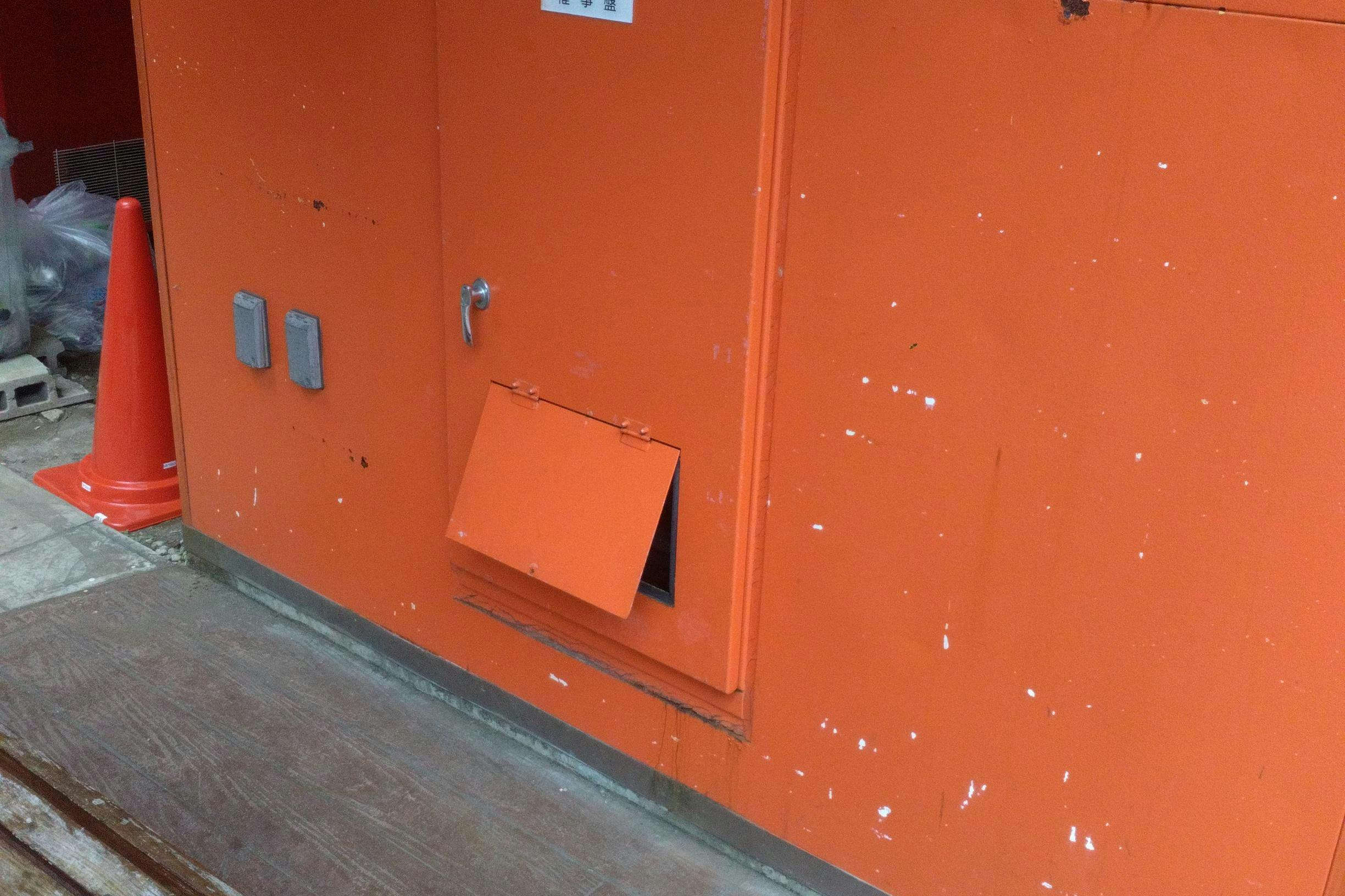 【ミスターマックス 湘南藤沢店】センターコートエスカレーター横 販促プロモーションや物販用途に最適な総合ディスカウントストアの催事イベントスペース