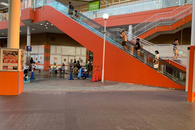 【ミスターマックス 湘南藤沢店】センターコートエスカレーター横 販促プロモーションや物販用途に最適な総合ディスカウントストアの催事イベントスペースの画像2