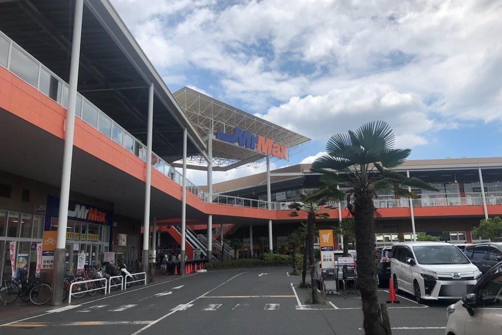 【ミスターマックス 湘南藤沢店】センターコートエスカレーター横 販促プロモーションや物販用途に最適な総合ディスカウントストアの催事イベントスペース