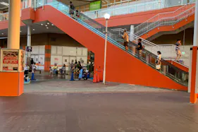 【ミスターマックス 湘南藤沢店】センターコートエスカレーター横 販促プロモーションや物販用途に最適な総合ディスカウントストアの催事イベントスペース