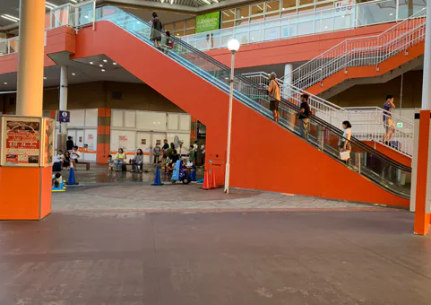 【ミスターマックス 湘南藤沢店】センターコートエスカレーター横 販促プロモーションや物販用途に最適な総合ディスカウントストアの催事イベントスペース