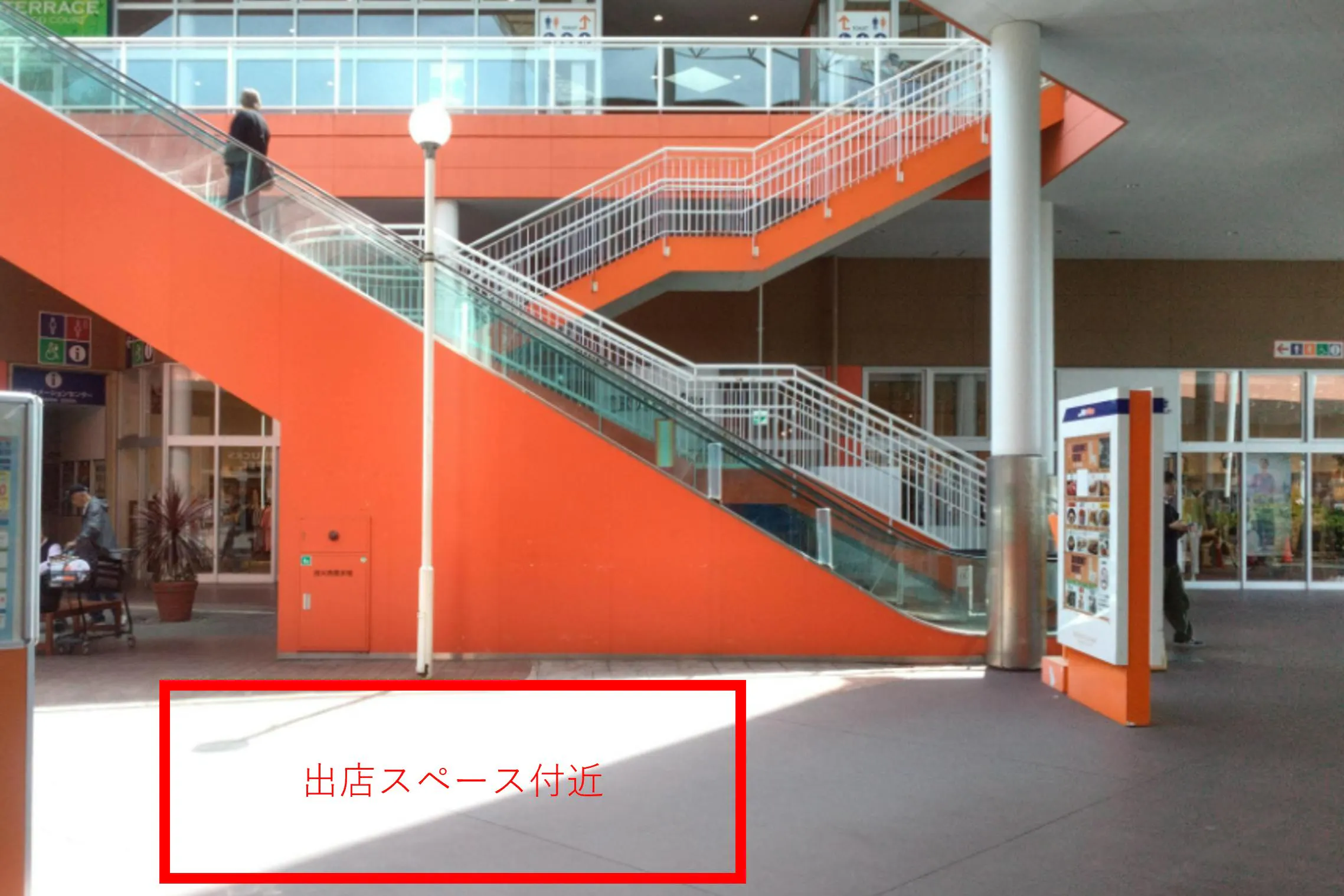 【ミスターマックス 湘南藤沢店】センターコートエスカレーター横 販促プロモーションや物販用途に最適な総合ディスカウントストアの催事イベントスペース