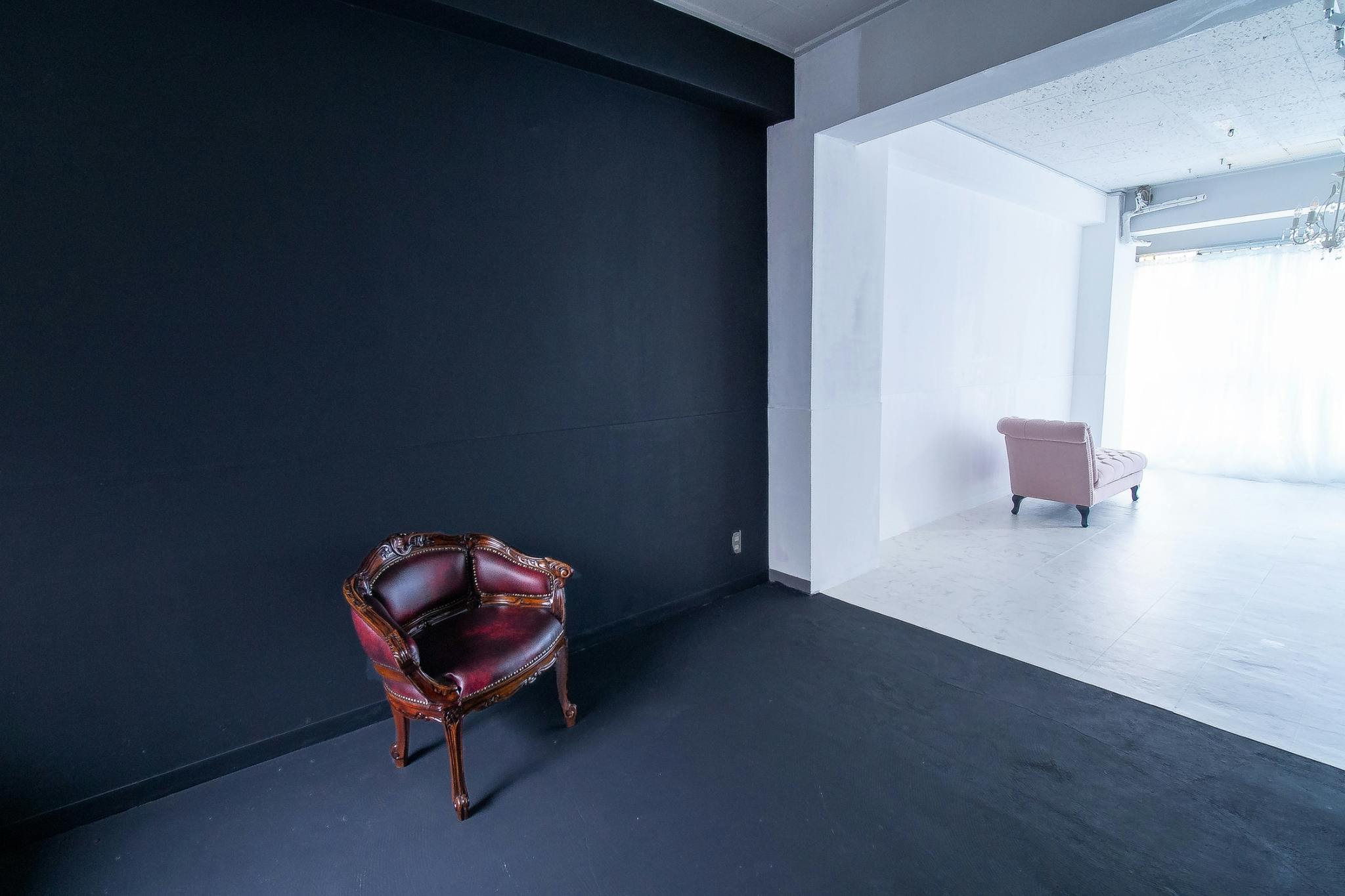 【飯田橋駅1分】ポートレートや宣材写真等の人物撮影や新商品の物撮り、撮影会等の撮影用途に最適な白ホリと黒ホリで撮影できるスタジオスペース