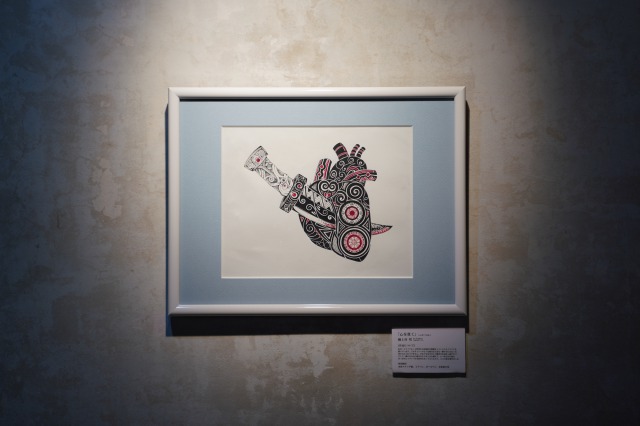 コンクリートの壁には、美術作品が展示されています。