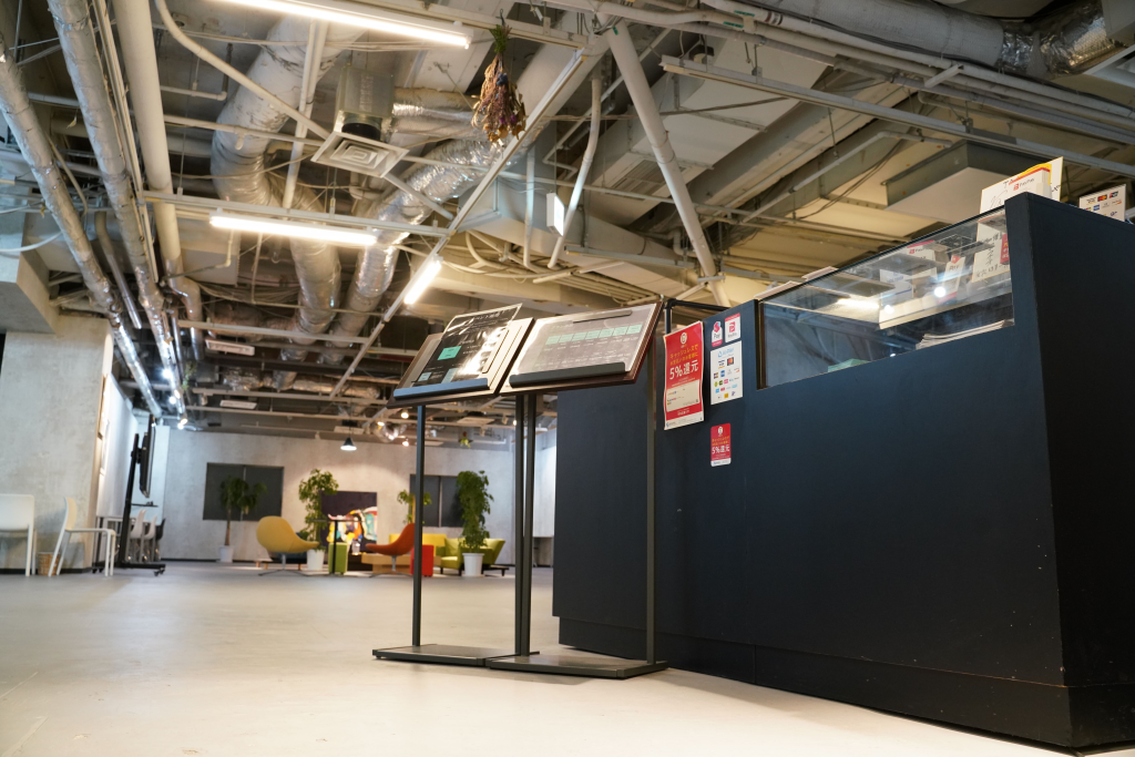 入り口横には、スタッフが常在しております。