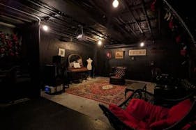 【日本橋駅6分】撮影や展示会に最適!アンティークな雰囲気と隠し扉で秘密基地感が漂うバーカウンター付きイベントスペース