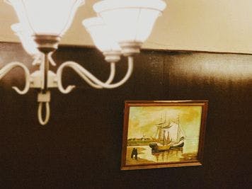 調光式で明るさを調節できるバーラウンジのシャンデリア