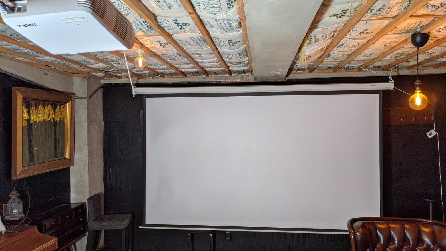 プロジェクターと100インチ大型スクリーン