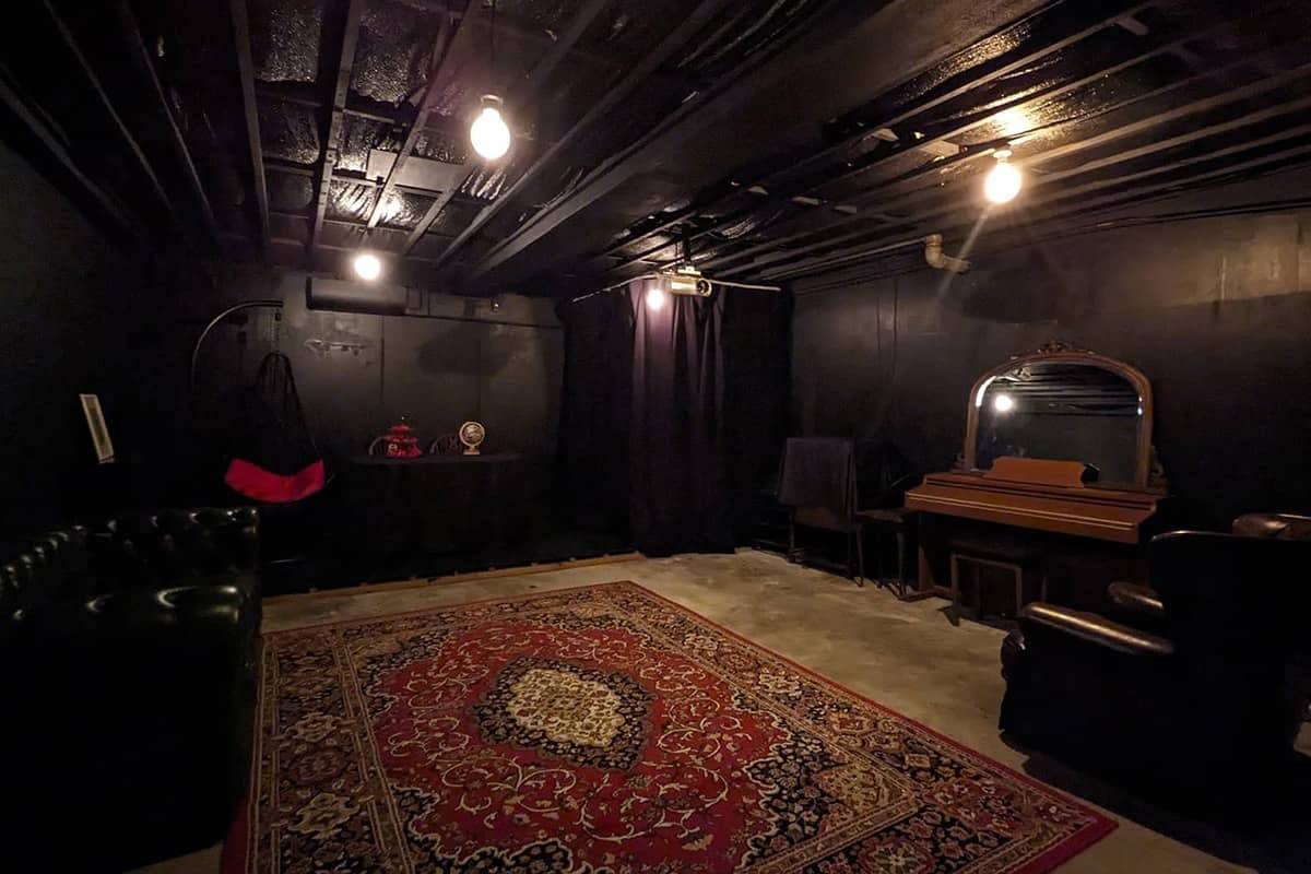 【日本橋駅6分】撮影や展示会に最適！アンティークな雰囲気と隠し扉で秘密基地感が漂うバーカウンター付きイベントスペース