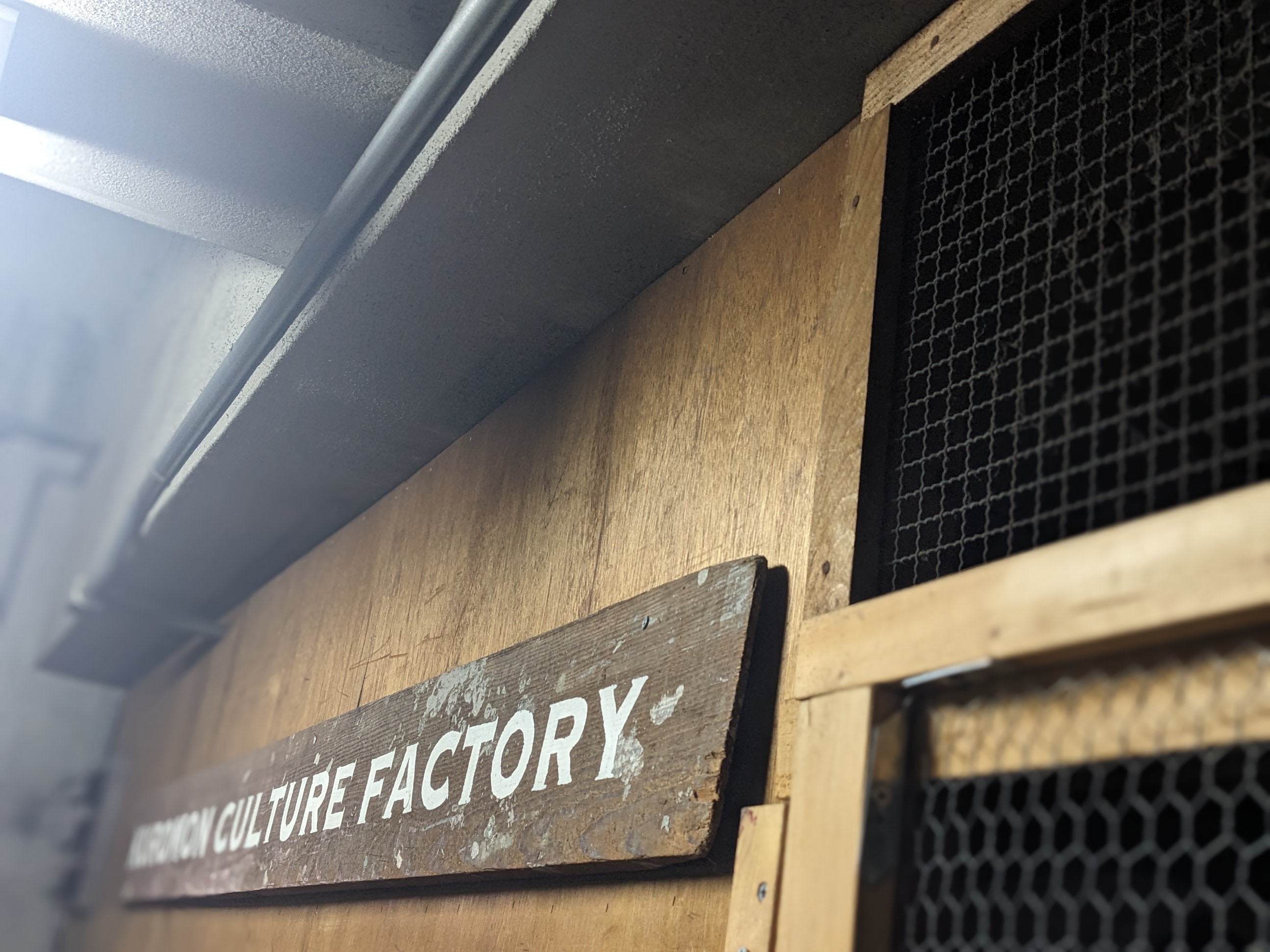 地下通路の倉庫前