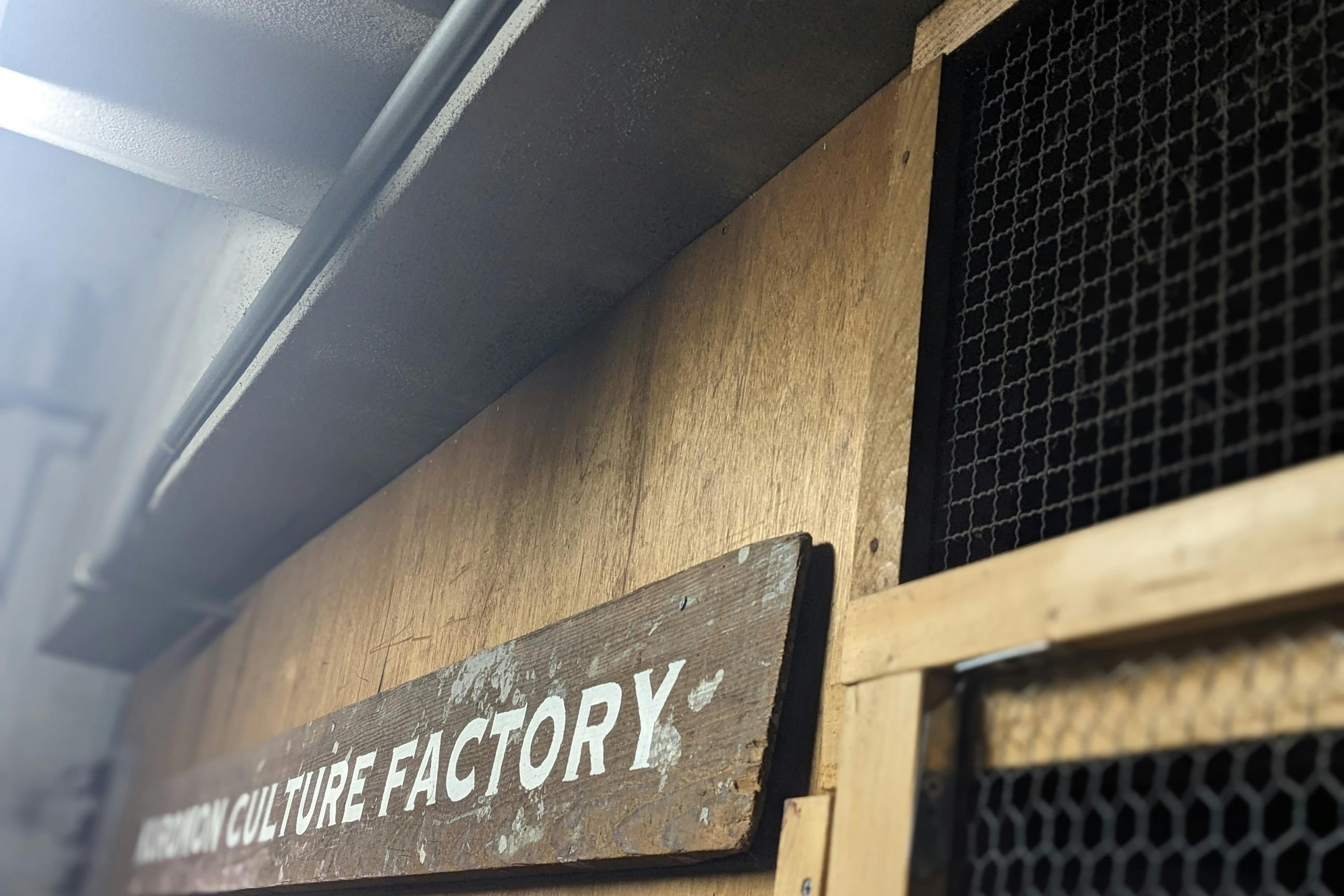 【日本橋駅6分】撮影や展示会に最適!アンティークな雰囲気と隠し扉で秘密基地感が漂うバーカウンター付きイベントスペース