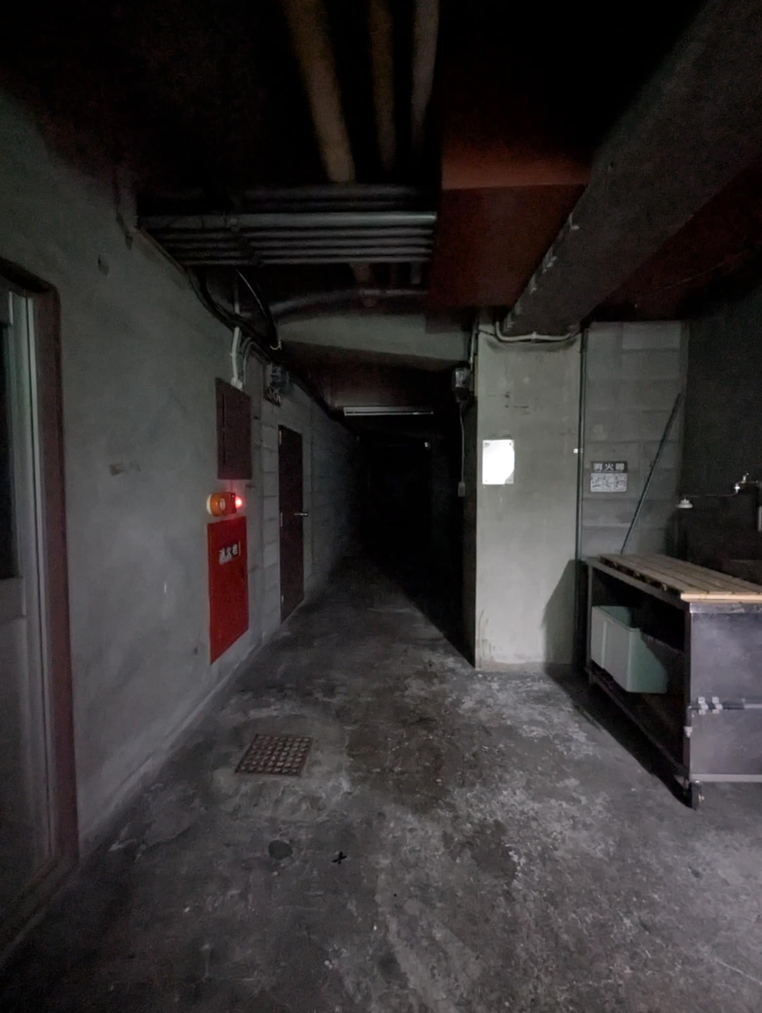 地下通路を消灯すると昼間でもこんな雰囲気が作れます