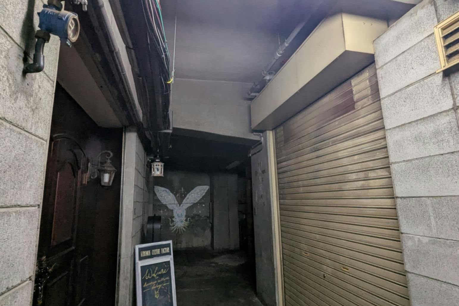 【日本橋駅6分】撮影や展示会に最適!アンティークな雰囲気と隠し扉で秘密基地感が漂うバーカウンター付きイベントスペース