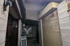 【日本橋駅6分】撮影や展示会に最適!アンティークな雰囲気と隠し扉で秘密基地感が漂うバーカウンター付きイベントスペース