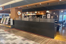 【ノースポート・モール】「1F-2区画(サンマルクカフェ前)」施設出入り口すぐ、食品スーパー前の食物販催事に最適なイベントスペース