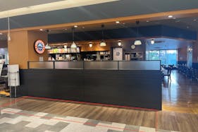 【ノースポート・モール】「1F-2区画(サンマルクカフェ前)」施設出入り口すぐ、食品スーパー前の食物販催事に最適なイベントスペース