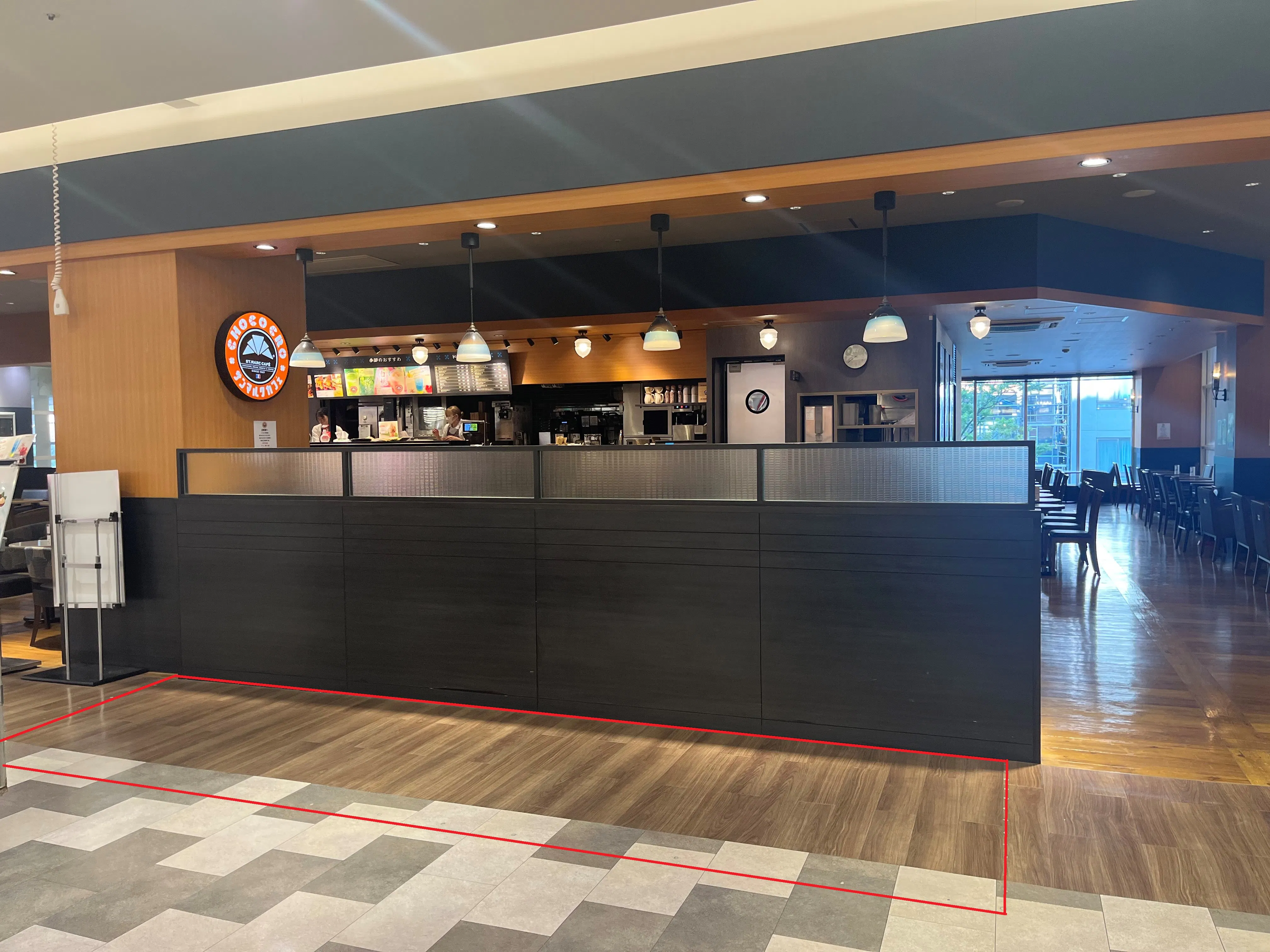 【ノースポート・モール】「1F-2区画(サンマルクカフェ前)」施設出入り口すぐ、食品スーパー前の食物販催事に最適なイベントスペース