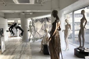 【薬院駅5分】展示会や個展に最適な薬院エリアにある清潔感あふれるレンタルスペース