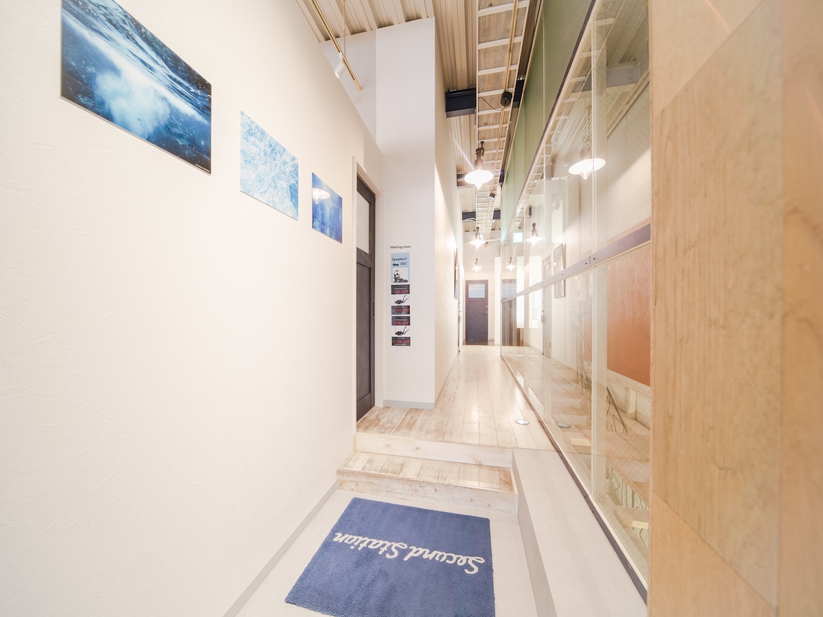 店内から入り口へ