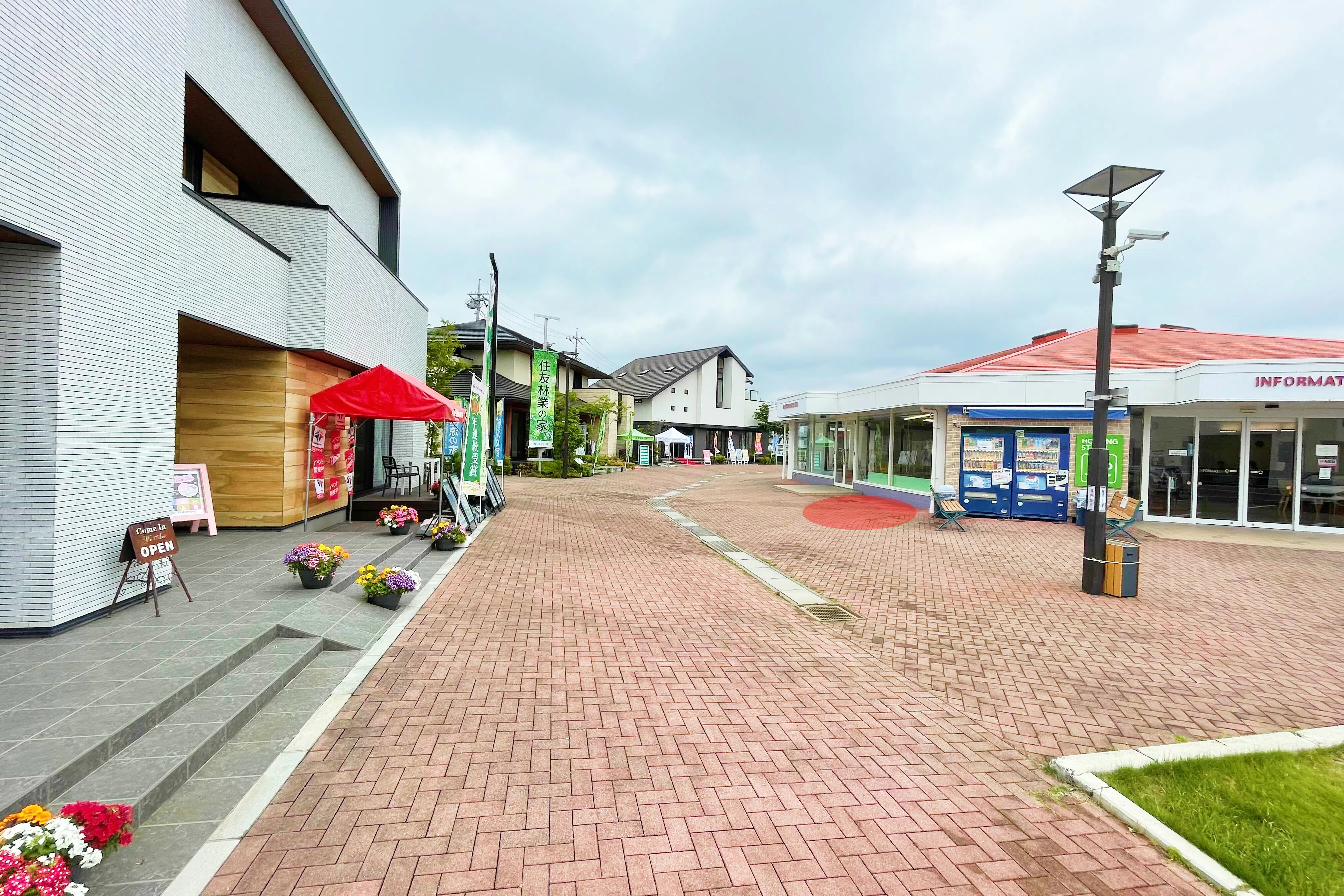 【熊谷ハウジングステージ】各種プロモーションイベントやポップアップストアに最適な大型住宅展示場内中央にある屋外スペース