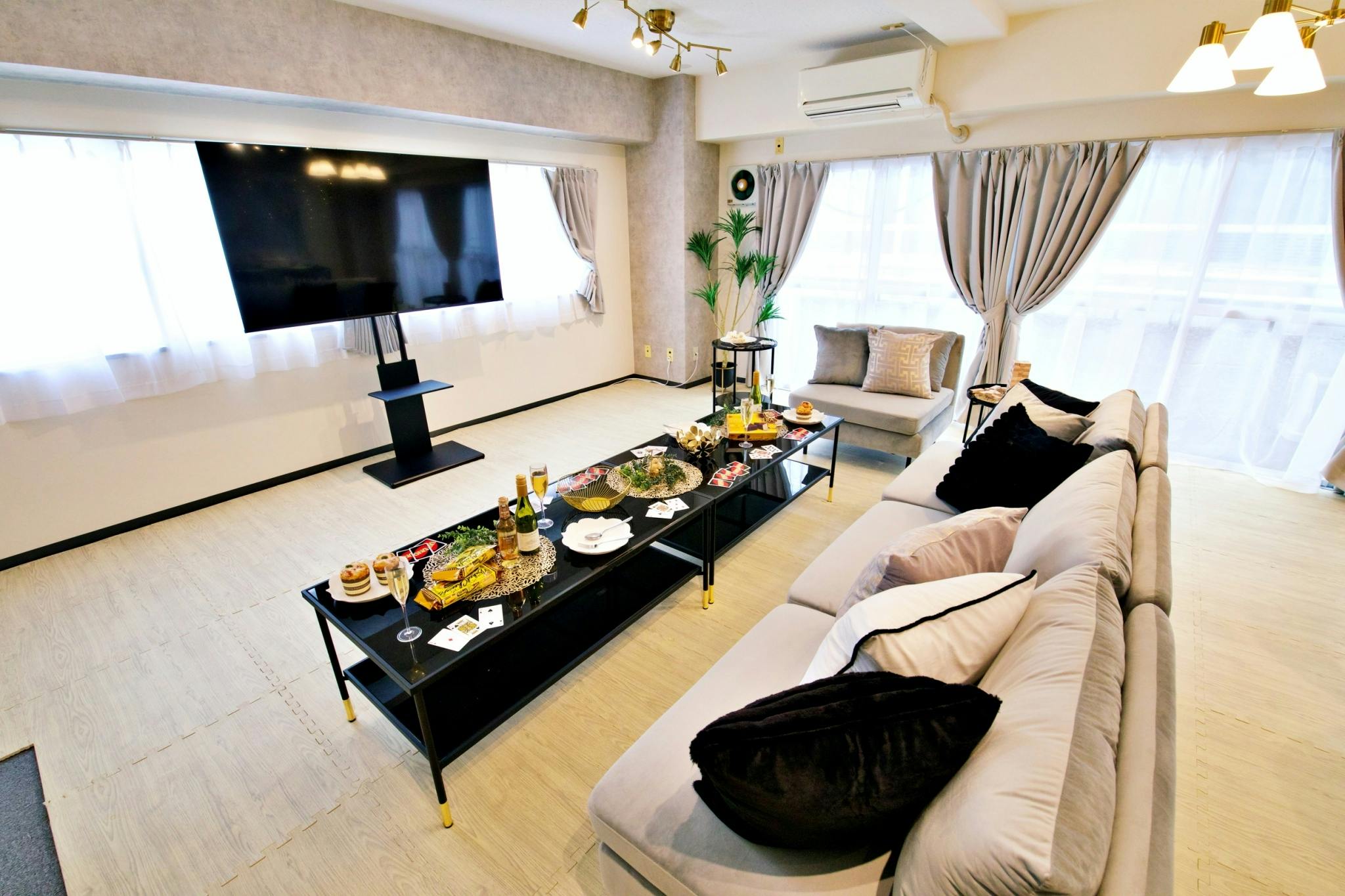 【新宿駅1分】オフサイトミーティングやクローズドイベントに最適な最大18名で利用可能なレンタルスペース