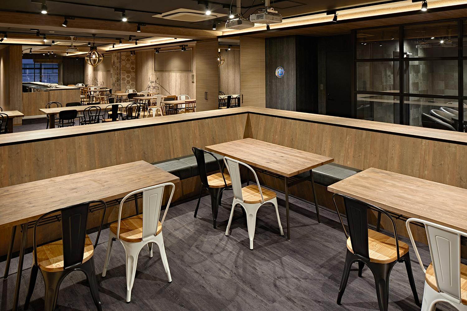 【岩本町駅2分】ワークショップやオフサイトミーティングに利用できる木目調のスペース