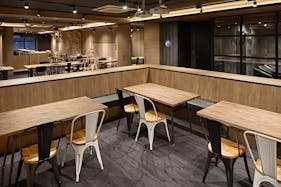 【岩本町駅2分】ワークショップやオフサイトミーティングに利用できる木目調のスペース