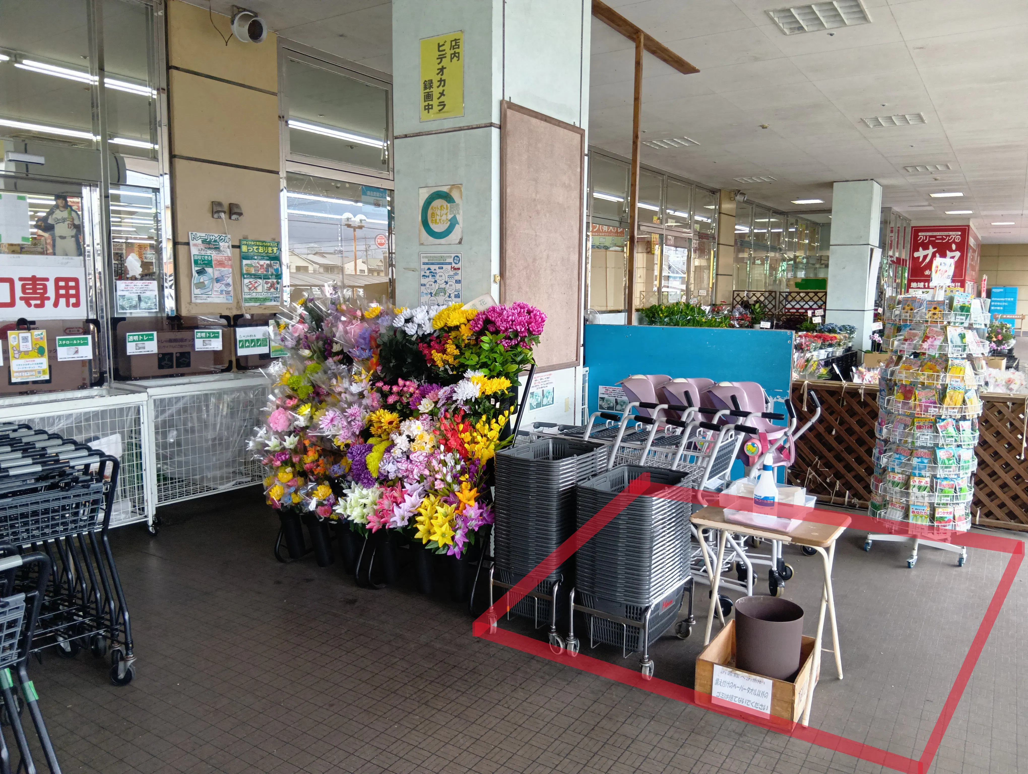 【フードマーケットマム曲金店】出入口前スペース 販促プロモーションや物販に最適なスーパー屋外催事イベントスペース