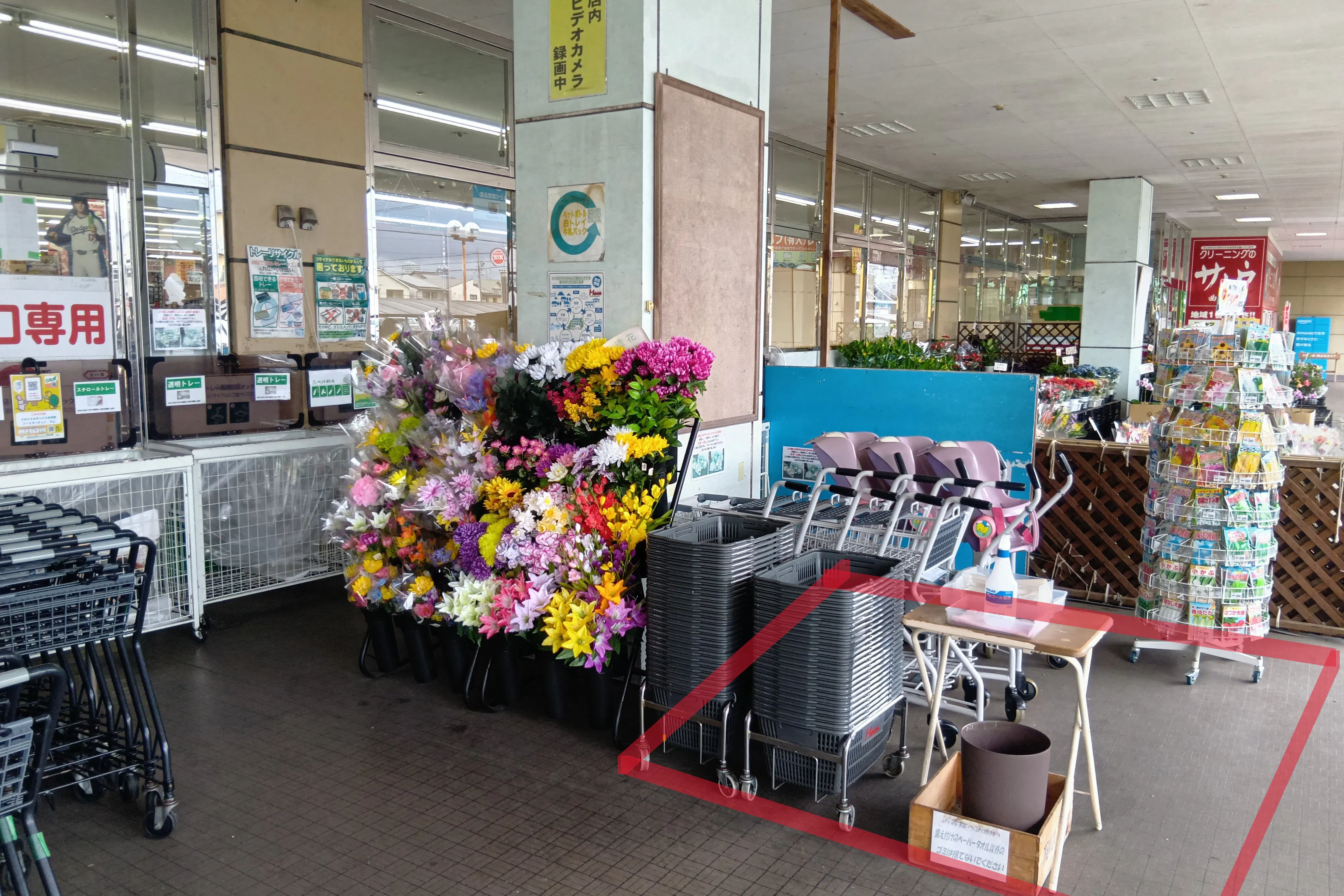 【フードマーケットマム曲金店】出入口前スペース 販促プロモーションや物販に最適なスーパー屋外催事イベントスペース
