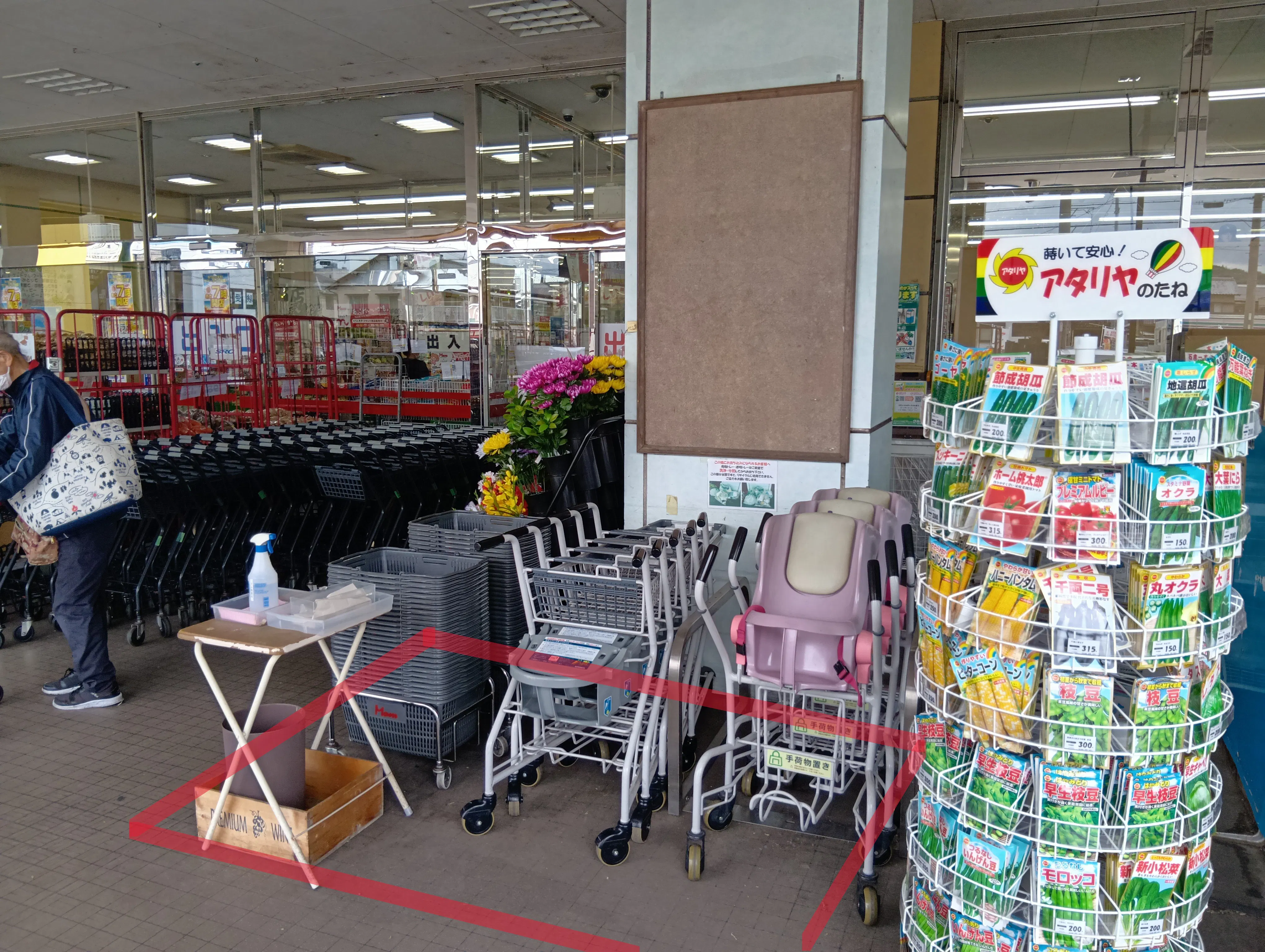 【フードマーケットマム曲金店】出入口前スペース 販促プロモーションや物販に最適なスーパー屋外催事イベントスペース