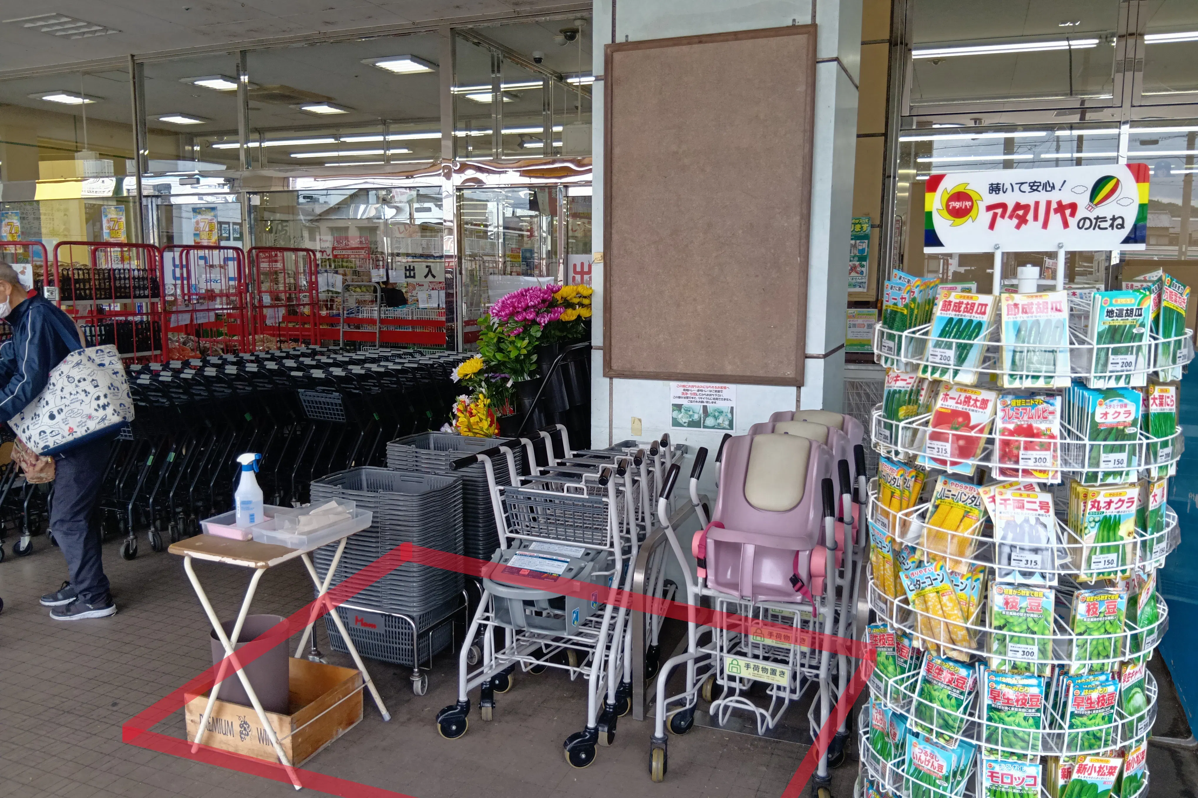 【フードマーケットマム曲金店】出入口前スペース 販促プロモーションや物販に最適なスーパー屋外催事イベントスペース