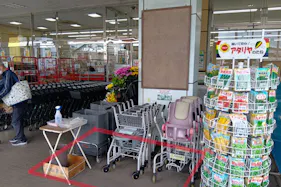 【フードマーケットマム曲金店】出入口前スペース 販促プロモーションや物販に最適なスーパー屋外催事イベントスペース
