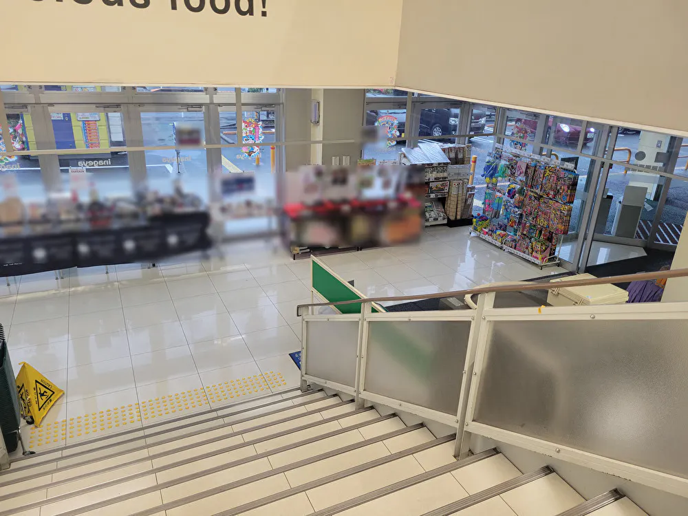 【いなげや八王子中野店】各種プロモーションイベントに最適なスーパーマーケットの店内入口イベントスペース