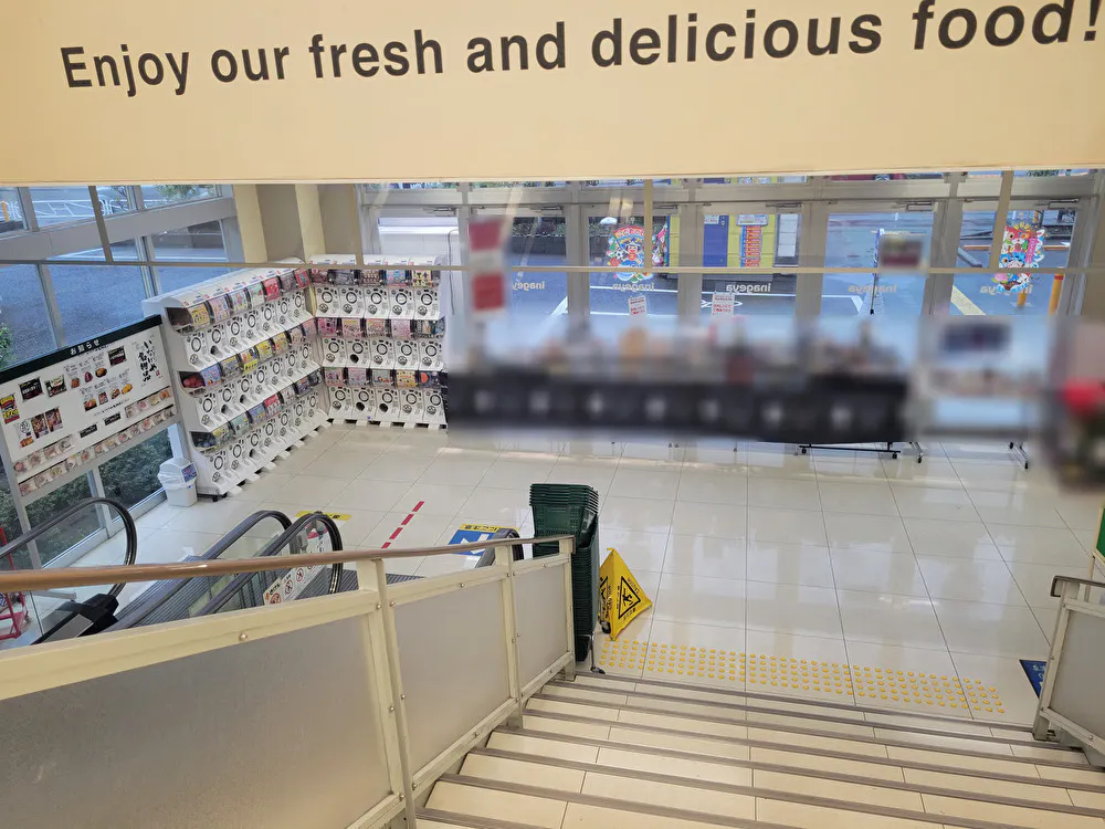 【いなげや八王子中野店】各種プロモーションイベントに最適なスーパーマーケットの店内入口イベントスペース