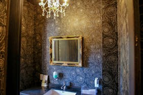 【東高円寺駅5分】ポップアップストアや展示会利用可能なアンティーク風のエレガントなカフェ空間のレンタルスペース