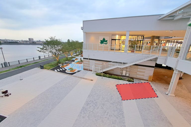 【イオンレイクタウンアウトレット】空の広場(水辺側スペース/ラルフローレン側)の画像1