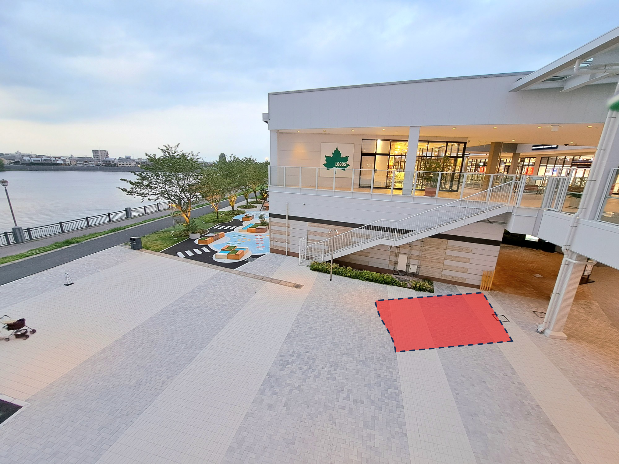 【イオンレイクタウンアウトレット】空の広場(水辺側スペース/ラルフローレン側)