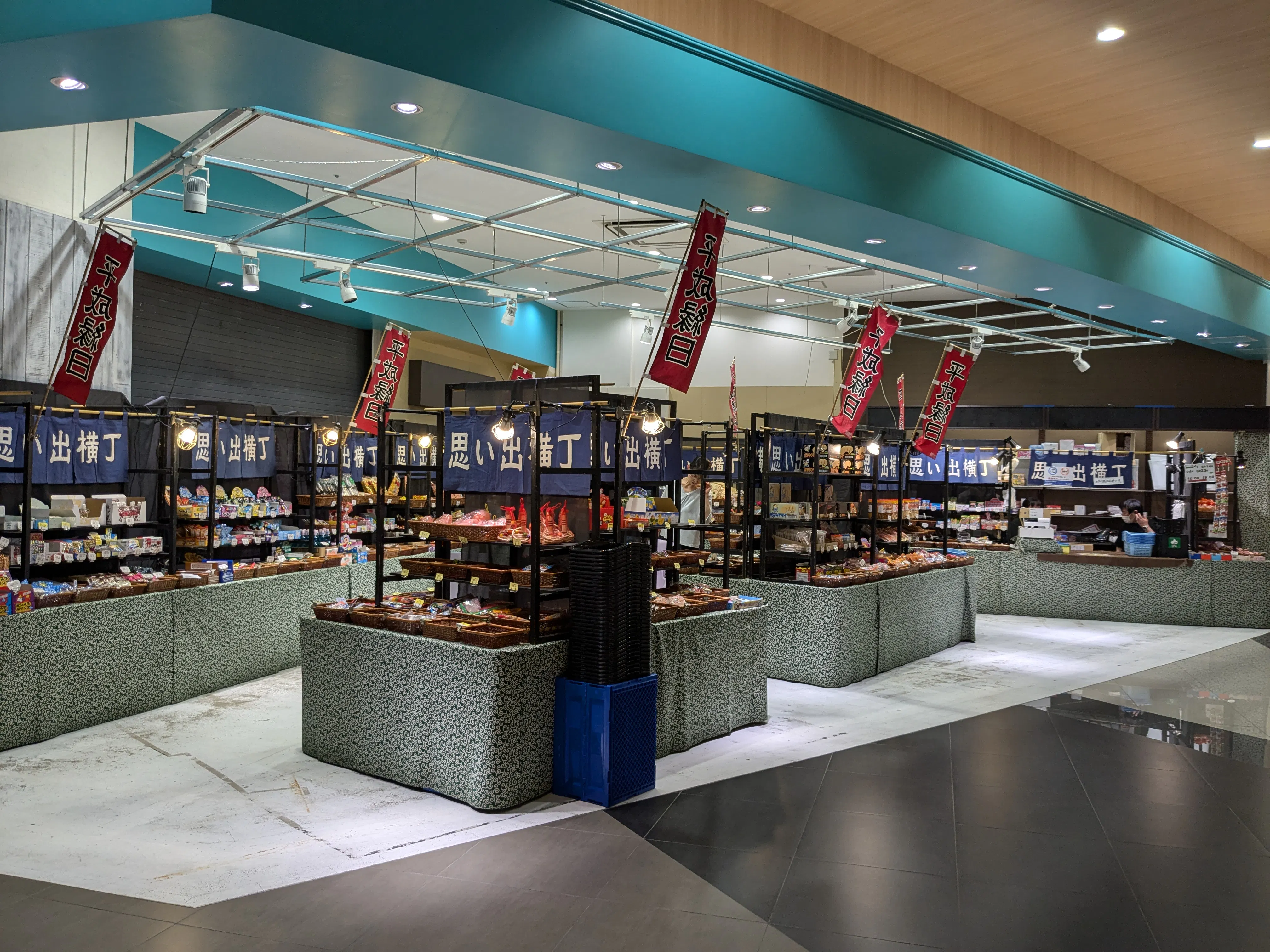 【イオンモール新小松】アルビオン横区画（レストラン側）