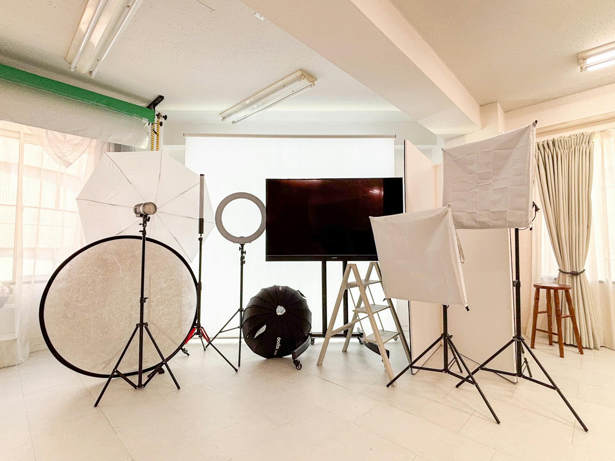 【日本大通り駅6分】撮影に最適な自然光溢れる白を基調とした機材が充実したレンタルスタジオの画像